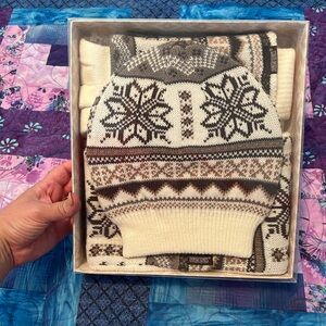 Reversible Winter hat/gloves/scarf Set